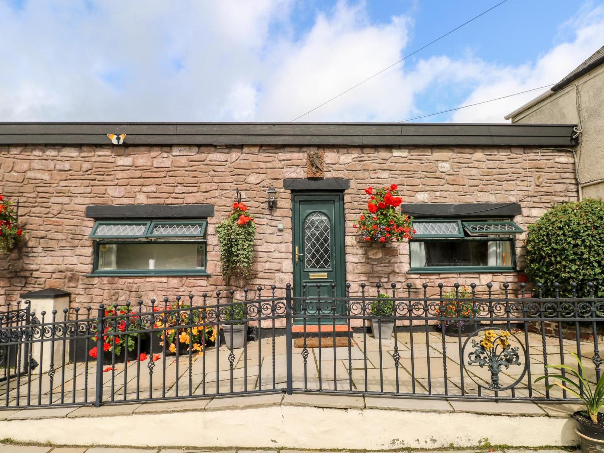 Ffynnonlwyd Cottage Llangynin Exterior photo